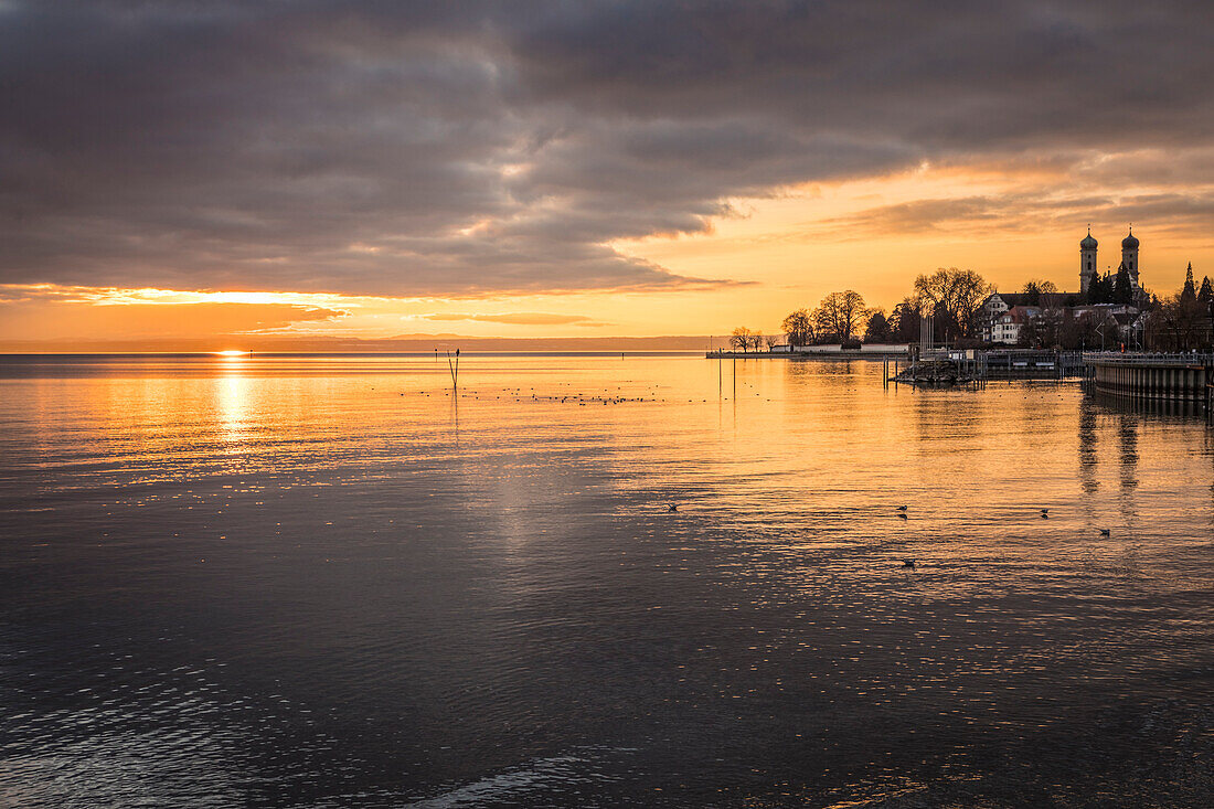 Sonnenuntergang am Bodenseeufer von Friedrichshafen mit Schlosskirche, Baden-Württemberg, Deutschland