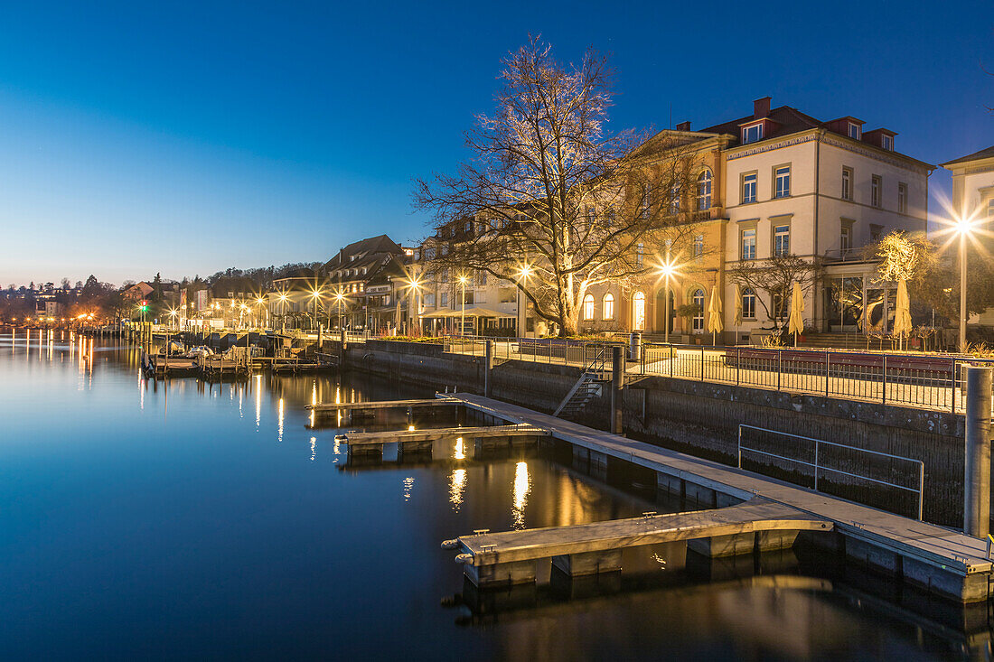 Uferpromenade von Überlingen zur Blauen Stunde, Baden-Württemberg, Deutschland