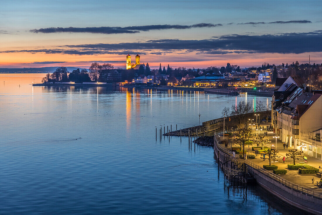 Blick auf Uferpromenade und Altstadt von Friedrichshafen, Baden-Württemberg, Deutschland