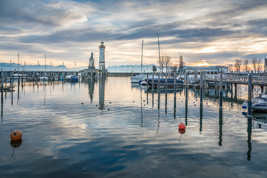 Hafen mit Bayrischem Löwen und Leuchtturm vor Bergkette, Lindau am Bodensee, Schwaben, Bayern, Deutschland