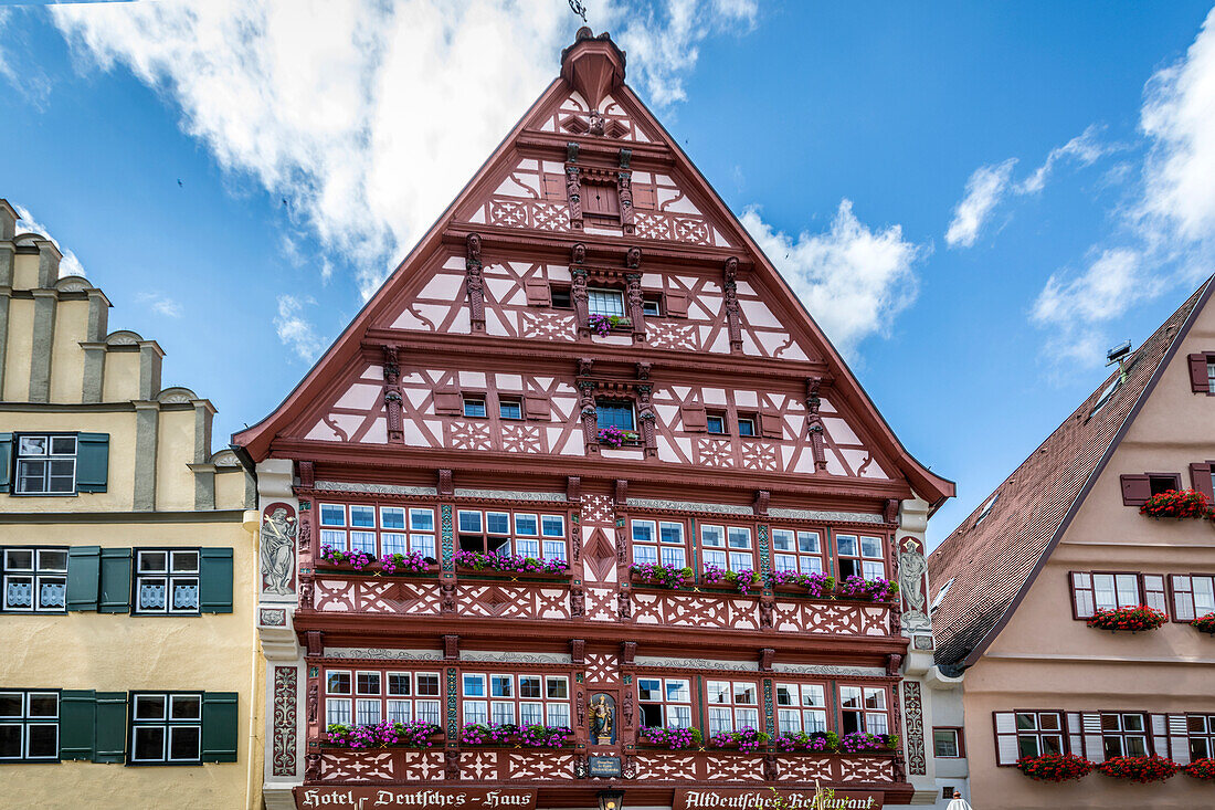 Historisches Fachwerkhaus am Marktplatz in der Altstadt von Dinkelsbühl, Mittelfranken, Bayern, Deutschland
