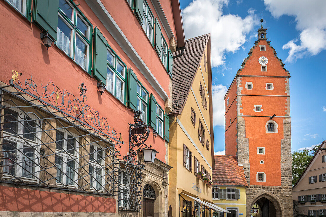 Wörnitztor am Altrathausplatz in der Altstadt von Dinkelsbühl, Mittelfranken, Bayern, Deutschland