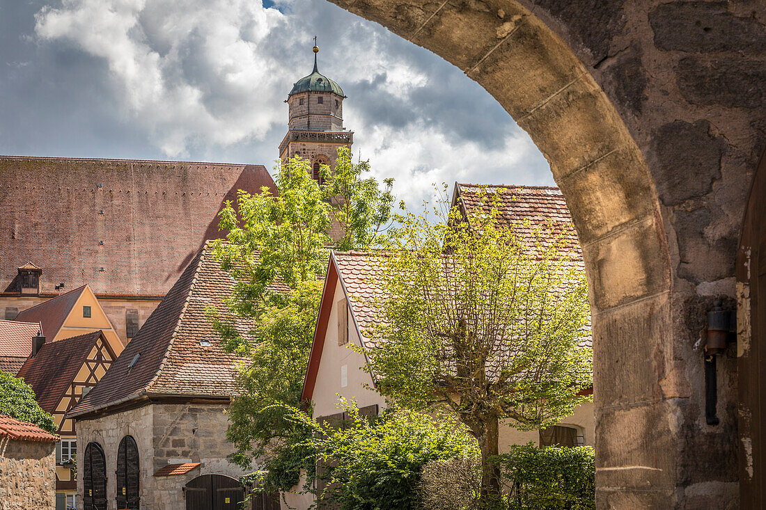 View from Spitalgasse to St. Georgs-Münster in the old town of Dinkelsbühl, Middle Franconia, Bavaria, Germany
