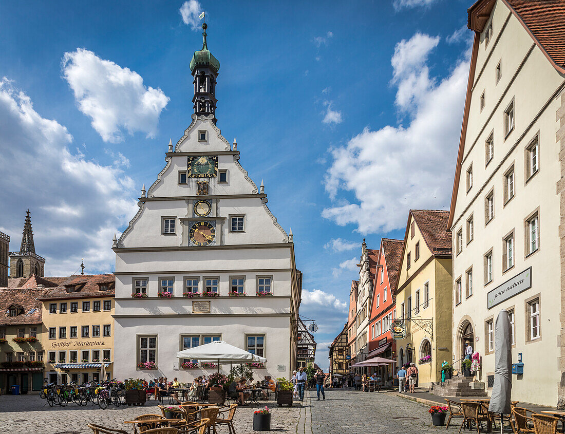 Historische Häuser am Marktplatz in der Altstadt von Rothenburg ob der Tauber, Mittelfranken, Bayern, Deutschland