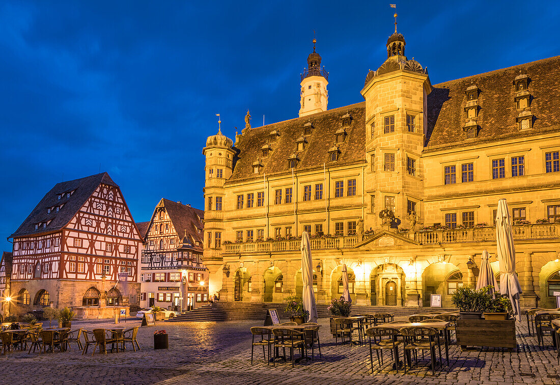 Altes Rathaus am Marktplatz in der Altstadt von Rothenburg ob der Tauber, Mittelfranken, Bayern, Deutschland