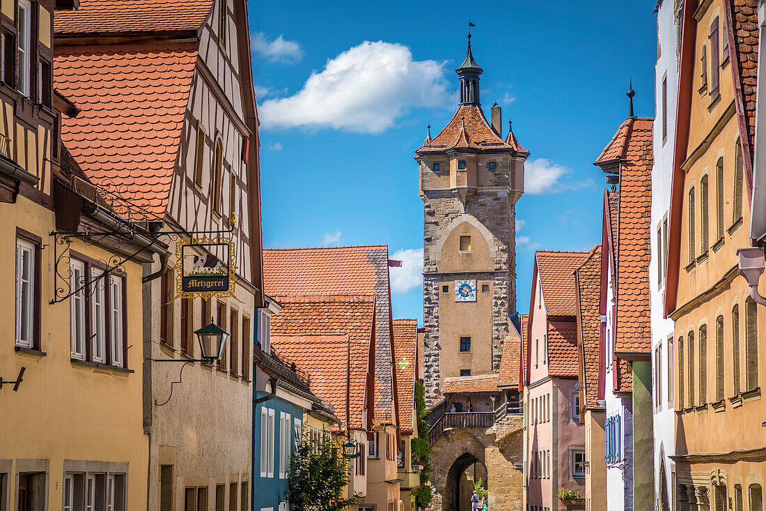 Klingengasse mit Klingentor in der Altstadt von Rothenburg ob der Tauber, Mittelfranken, Bayern, Deutschland