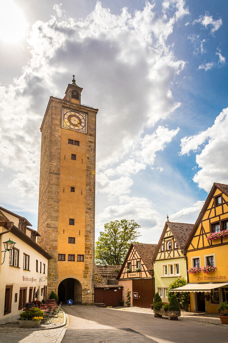 Burgturm am westlichen Rand der Altstadt von Rothenburg ob der Tauber, Mittelfranken, Bayern, Deutschland
