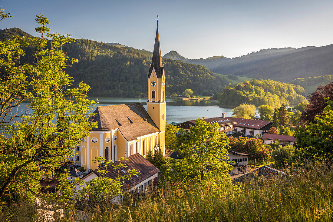 Blick auf den Schliersee und die Kirche St. Sixtus, Schliersee, Oberbayern, Bayern, Deutschland