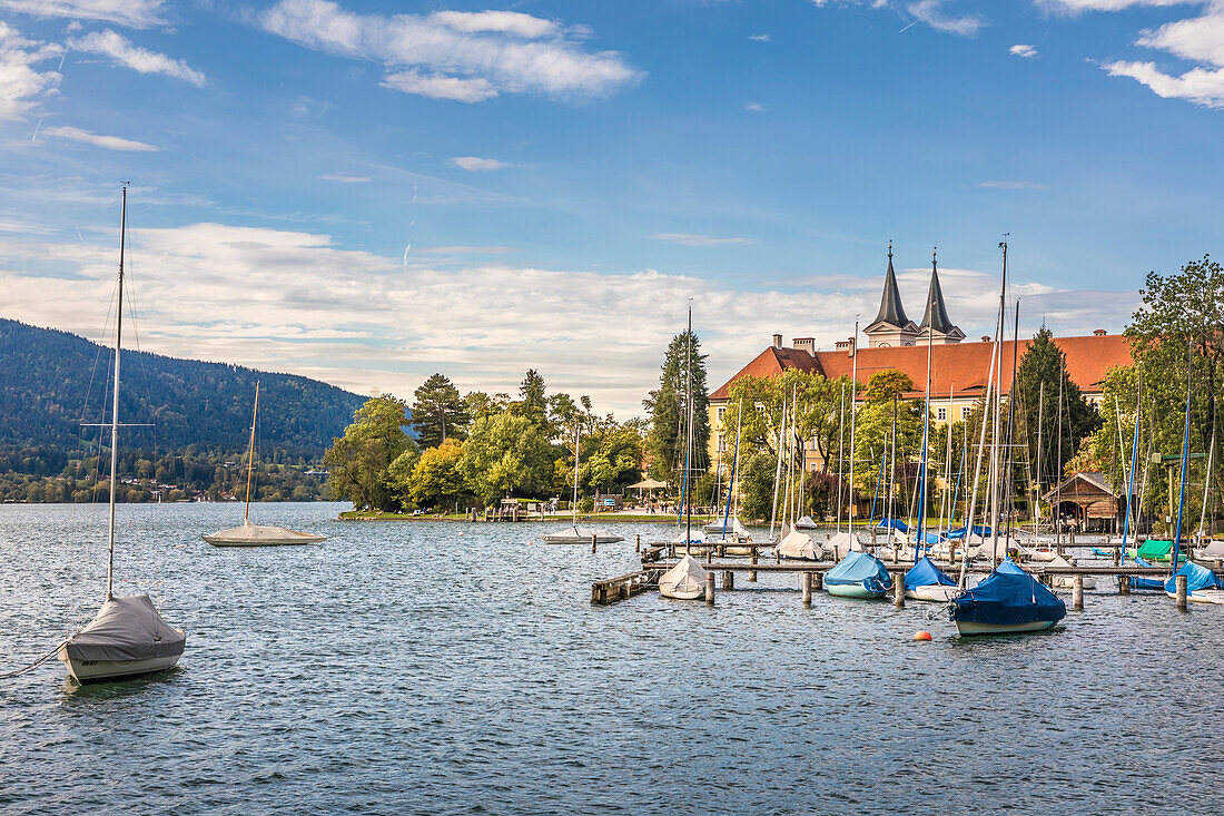 Bootshafen in Tegernsee, im Hintergrund Kloster Tegernsee, Oberbayern, Bayern, Deutschland