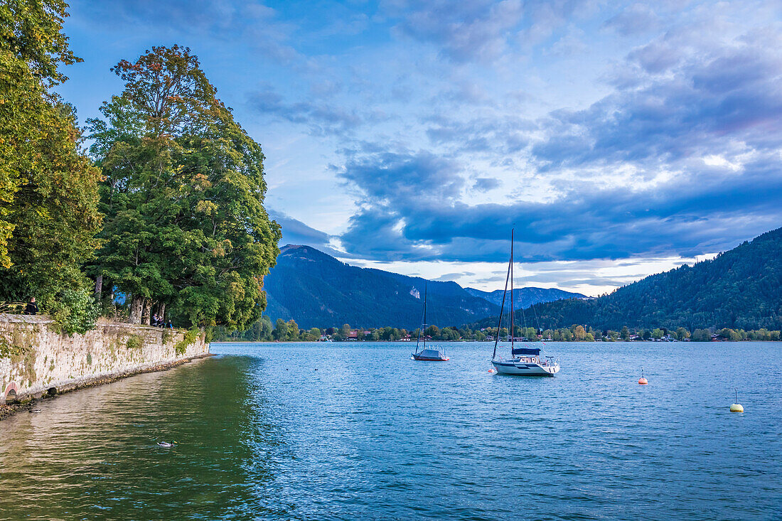 Segelboot am Ufer des Tegernsees, Tegernsee, Oberbayern, Bayern, Deutschland