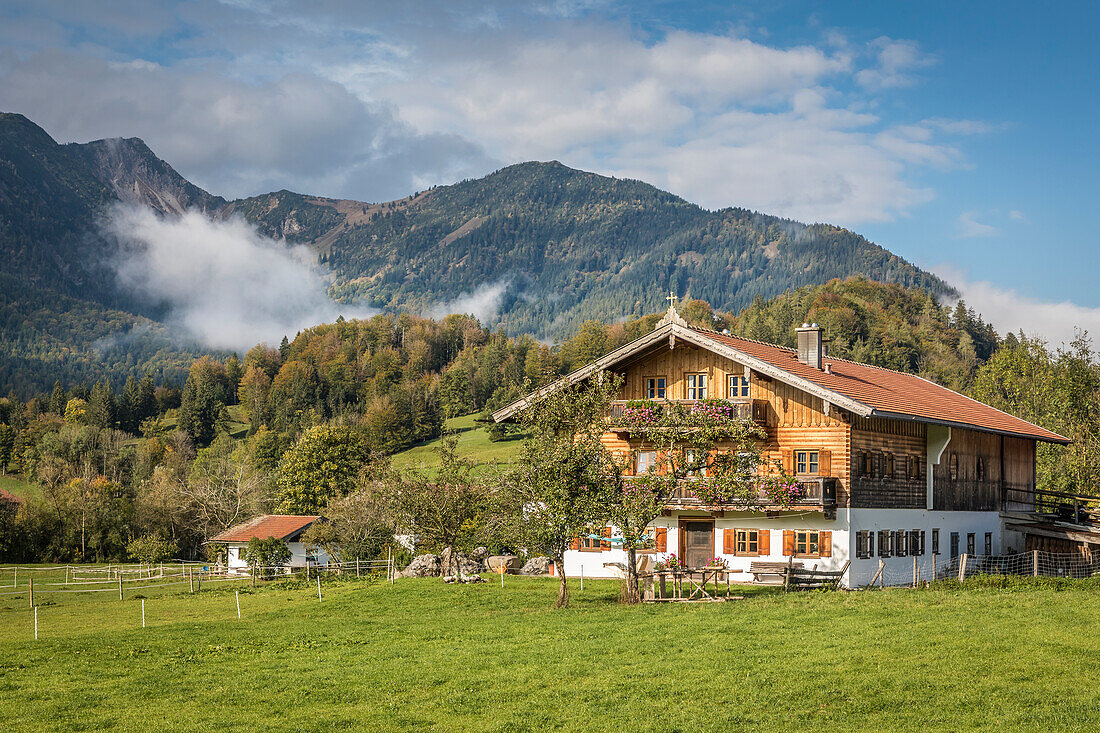 Traditioneller Bauernhof an der Alpenstrasse bei Bayrischzell, Oberbayern, Bayern, Deutschland