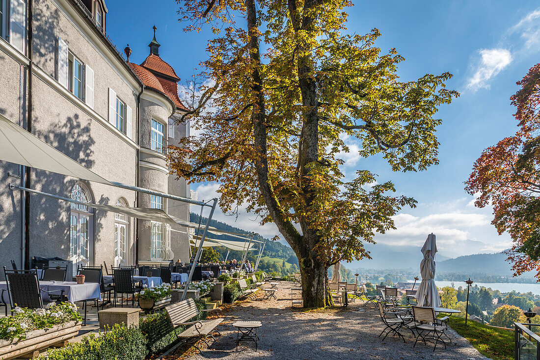Blick von der Terrasse des Traditionshotels 'Das Tegernsee' über den Tegernsee, Oberbayern, Bayern, Deutschland