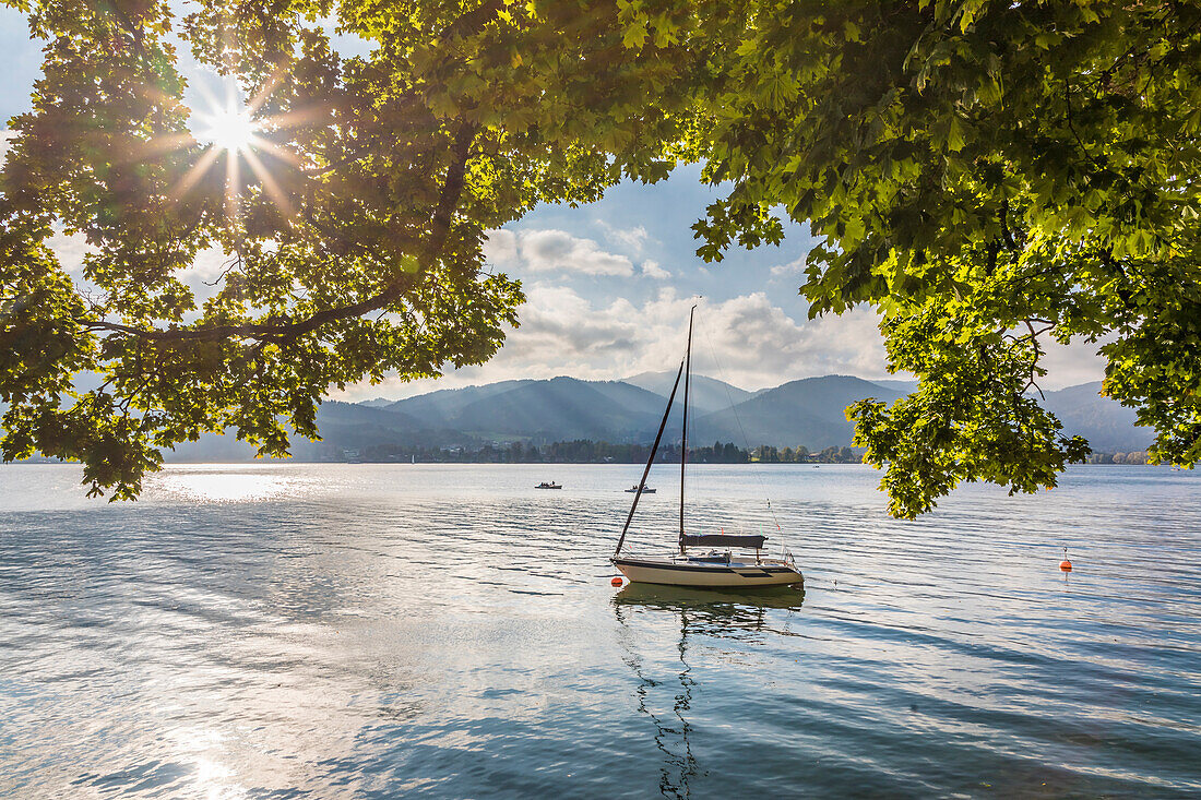 Segelboot am Ufer des Tegernsees bei Tegernsee, Oberbayern, Bayern, Deutschland