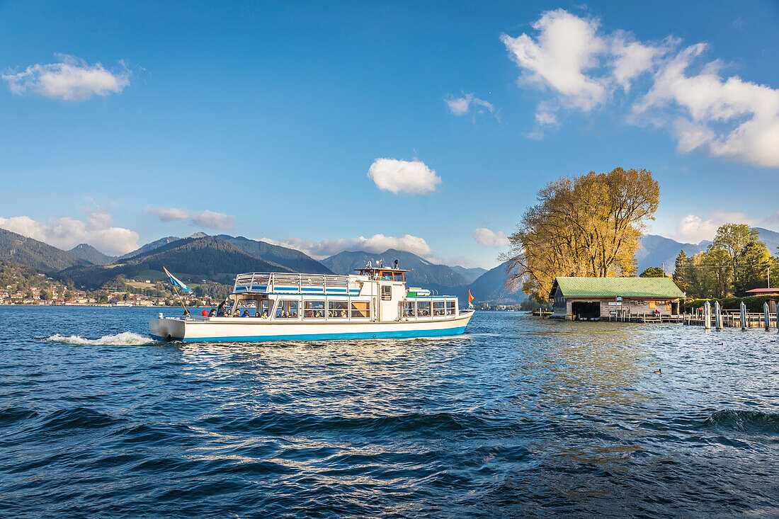 Ausflugsboot an der Bootsanlegestelle von Bad Wiessee am Tegernsee, Oberbayern, Bayern, Deutschland