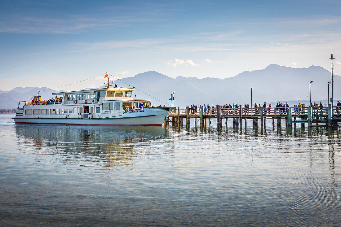 Fahrgastschiff Josef an der Anlegestelle Fraueninsel im Chiemsee, Oberbayern, Bayern, Deutschland