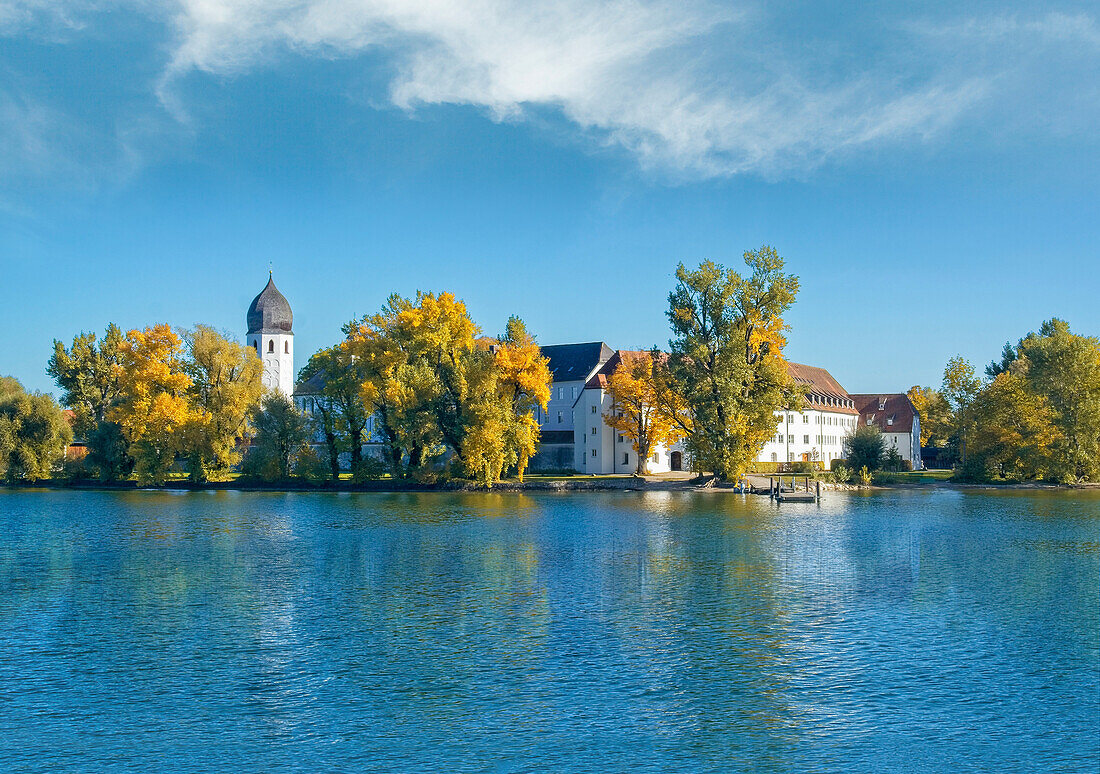 Abtei Frauenwörth auf der Fraueninsel im Chiemsee vom Wasser aus, Oberbayern, Bayern, Deutschland