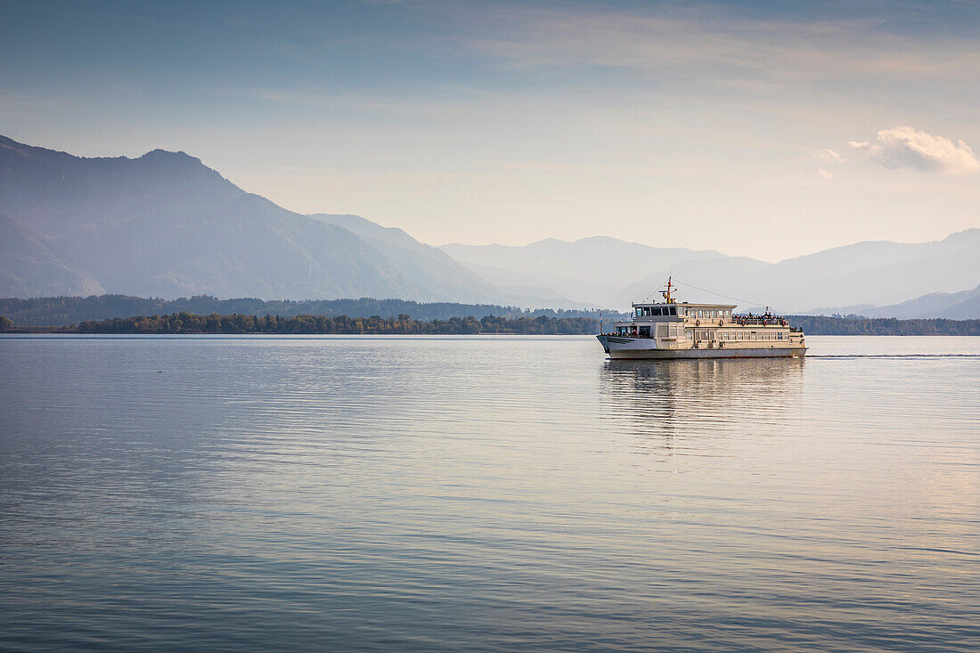 Fahrgastschiff Irmingard bei der Fraueninsel im Chiemsee , Oberbayern, Bayern, Deutschland