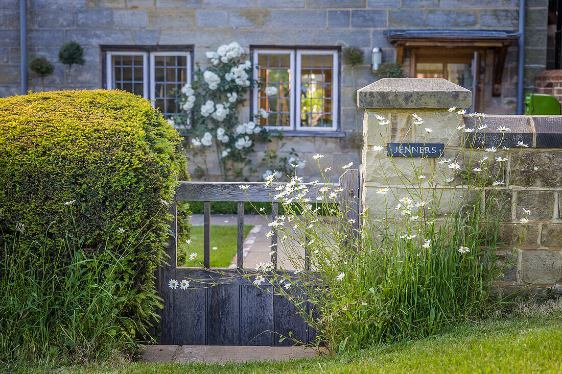 Altes Cottage im Dorf Slaugham, West Sussex, England