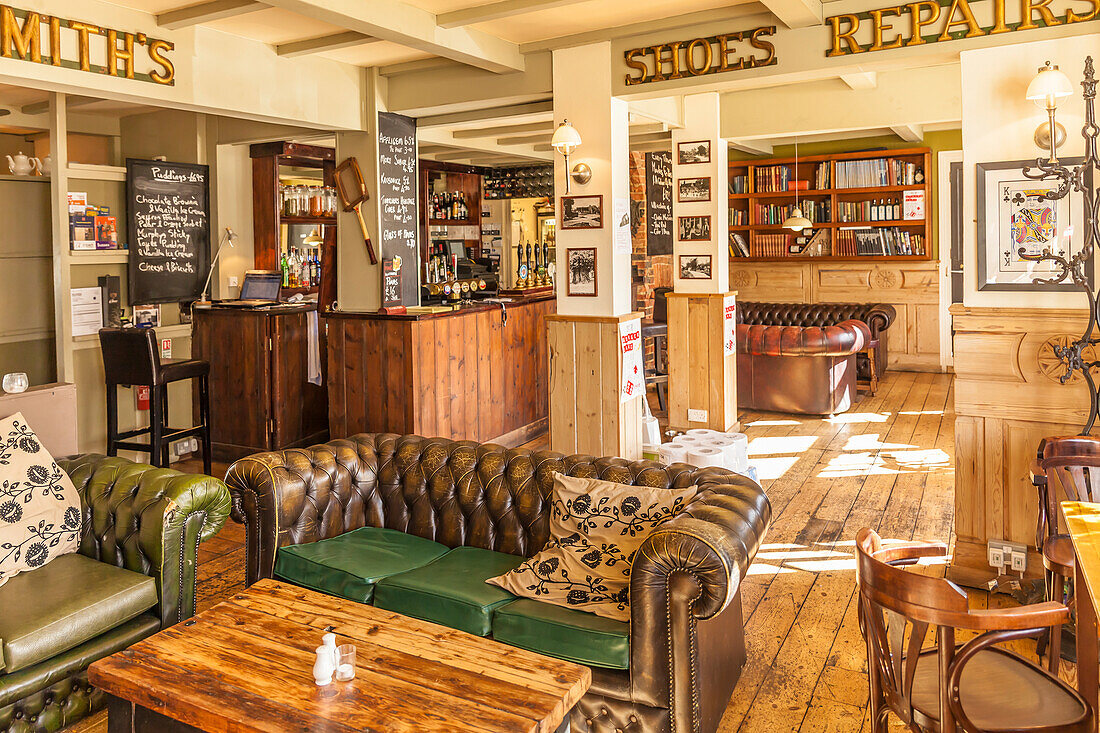 Historisches Pub im Dorf Slaugham, West Sussex, England