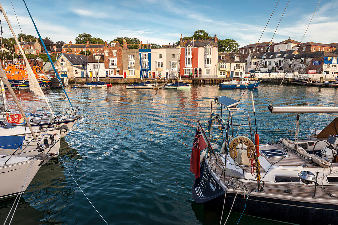 Boote im Hafen von Weymouth, Dorset, England