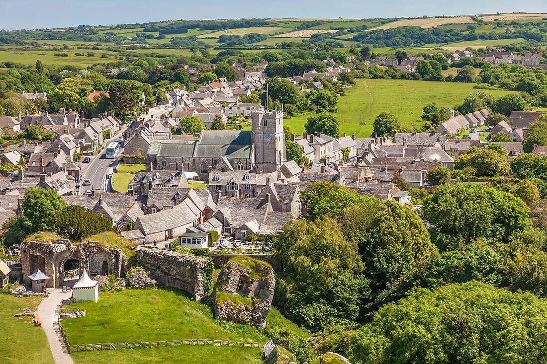 Blick von der Burg zum Dorf Corfe Castle, Dorset, England