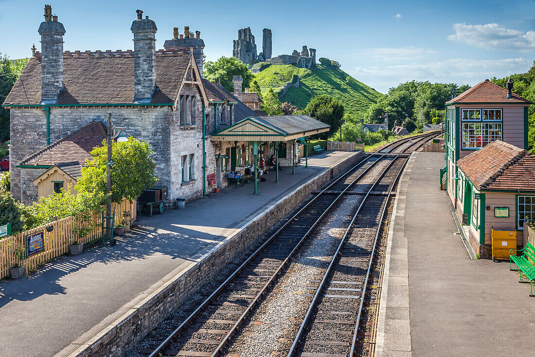 Historische Bahnstation und Burgruinen in Corfe Castle, Dorset, England