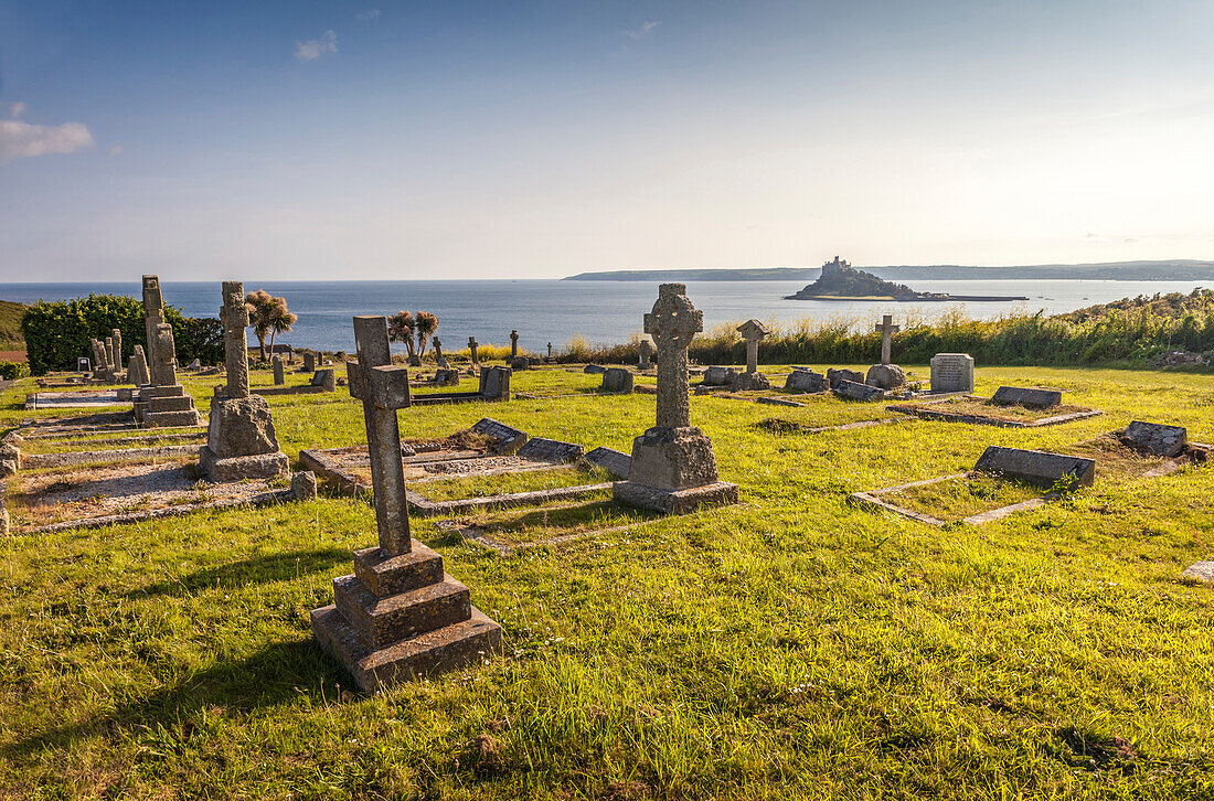 Alter Friedhof von Marazion und Blick auf St. Michael`s Mount, Cornwall, England