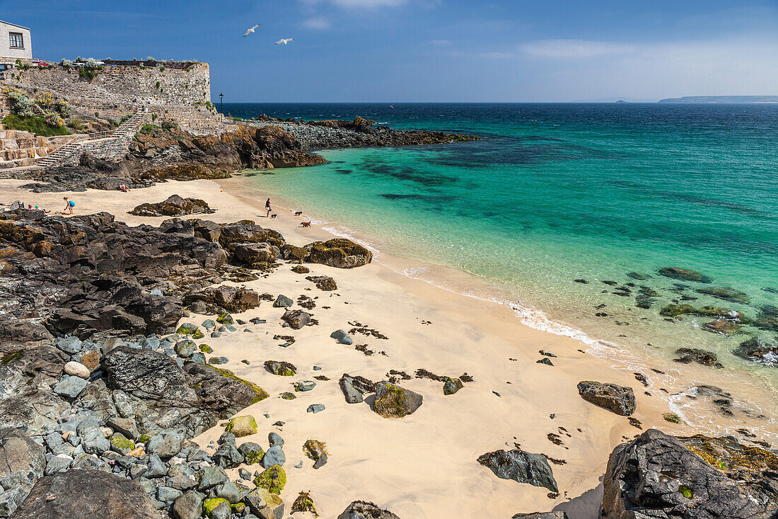 Kleine Badebucht nahe St. Ives, Cornwall, England