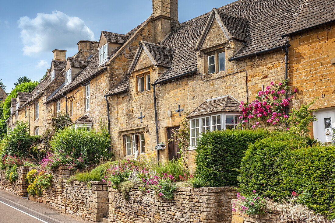 Das Dorf Bourton-on-the-Hill, Cotswolds, Gloucestershire, England