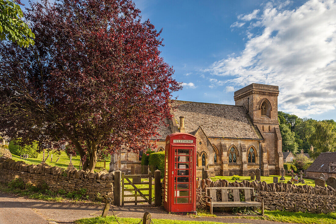 Kirche und Friedhof im Dorf Snowshill, Cotswolds, Gloucestershire, England