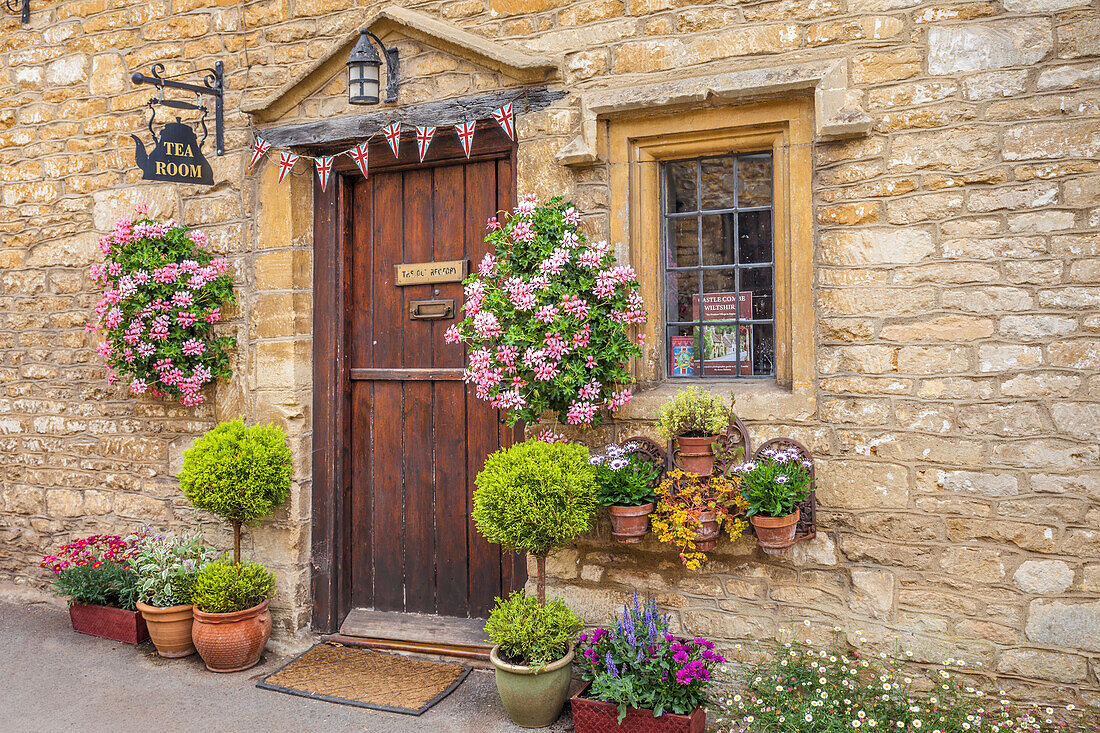 Teestube im Dorf Castle Combe, Wiltshire, England