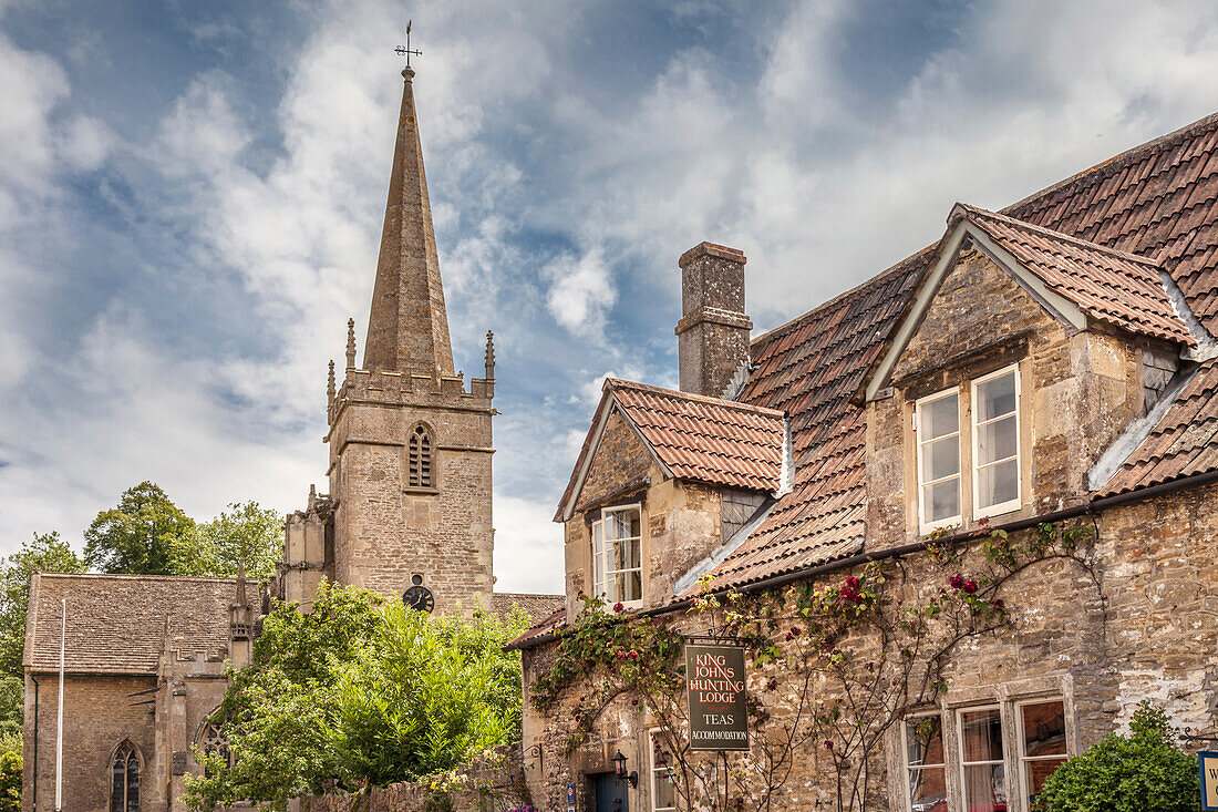 Das Dorf Lacock mit Kirche Church of St Cyriac, Wiltshire, England
