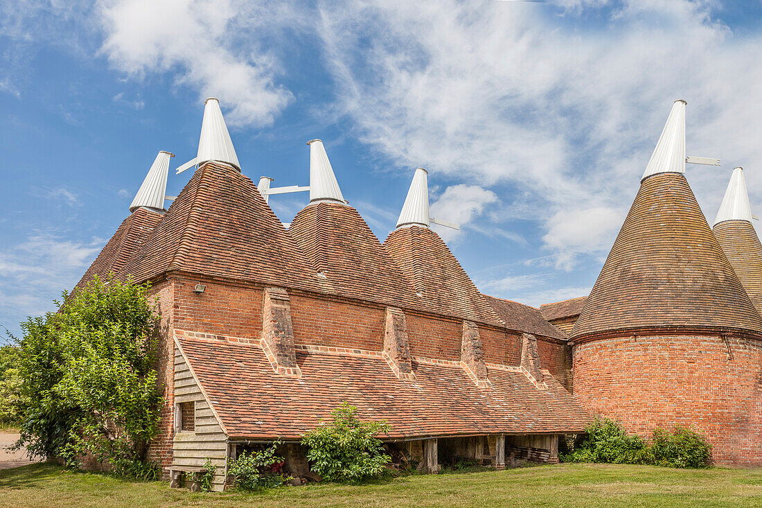 Hopfendarrtürme 'Hop-kiln drying towers', Sissinghurst Castle Garden, Cranbrook, Kent, England