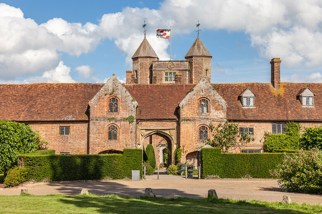 Eingangsportal zum Sissinghurst Castle Garden, Cranbrook, Kent, England