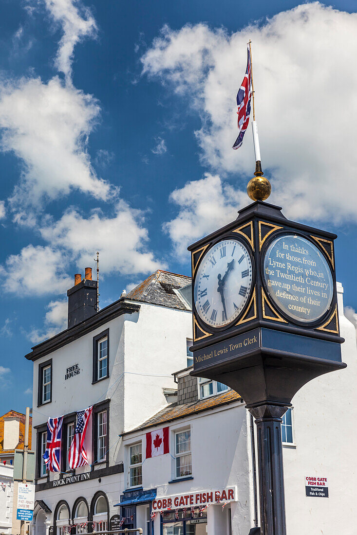 Marktplatz Uhr im Badeort Lyme Regis, Dorset, England