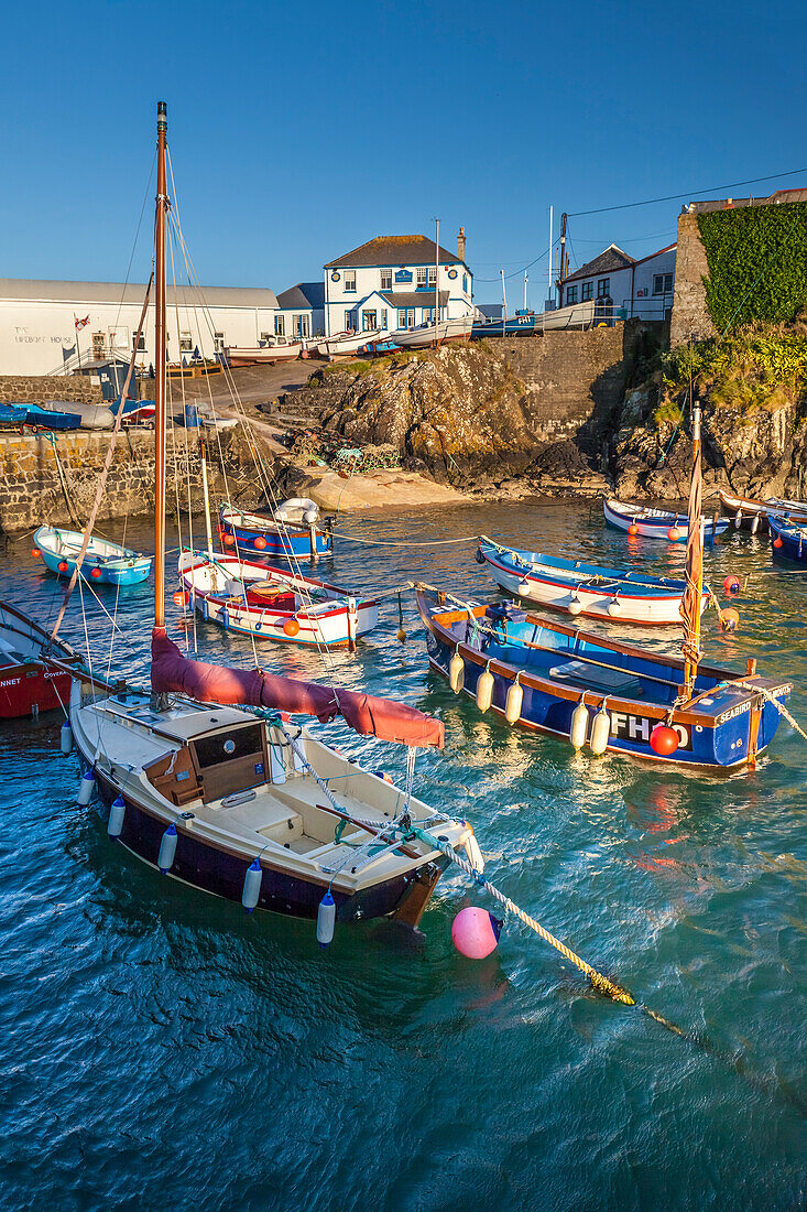 Der kleine Hafen von Coverack, Lizard Peninsula, Cornwall, England