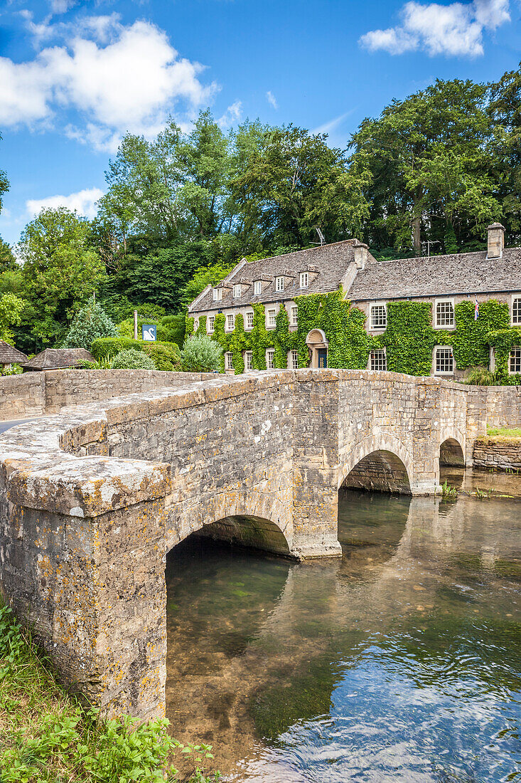 The Swan Hotel in Bibury, Cotswolds, … – License image – 71434535 ...