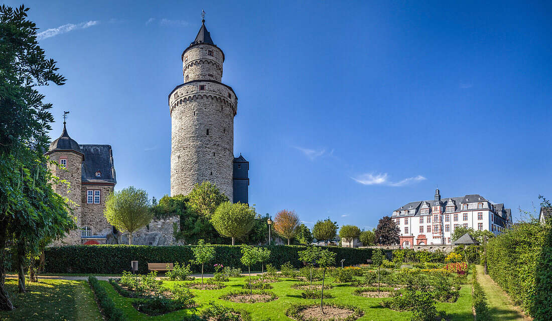 Hexenturm und Rosengarten vor dem Residenzschloss Idstein, Hessen, Deutschland