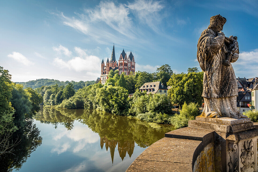 Blick von der alten Lahnbrücke mit Nepomukstatue zum Limburger Dom, Limburg, Lahntal, Hessen, Deutschland