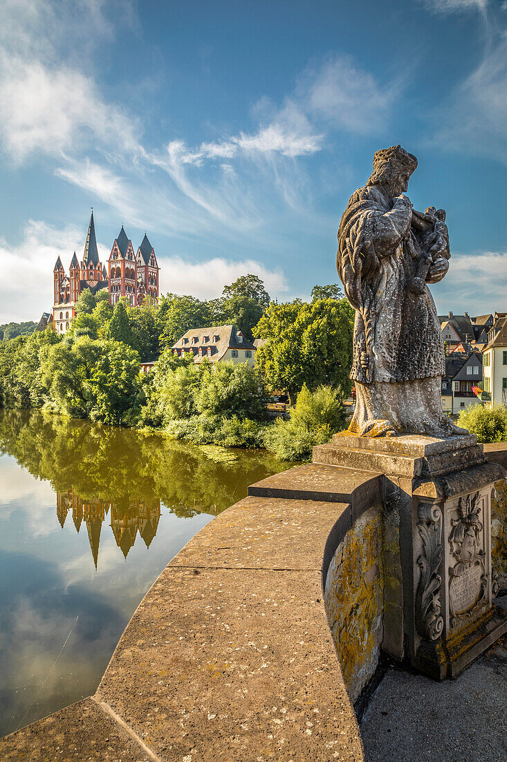 View from the old Lahn Bridge with Nepomuk statue to Limburg Cathedral, Limburg, Lahn Valley, Hesse, Germany