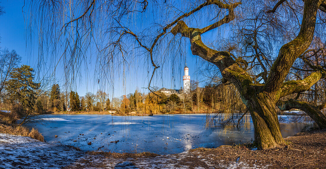 Zugefrorener Teich im Schlosspark von Bad Homburg vor der Höhe mit weißem Turm, Taunus, Hessen, Deutschland