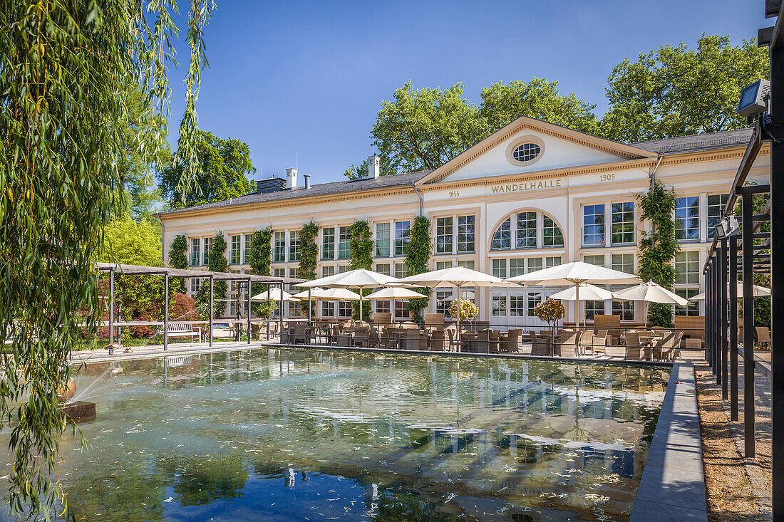 Wandelhalle und Froschteich im Kurpark von Bad Homburg vor der Höhe, Taunus, Hessen, Deutschland