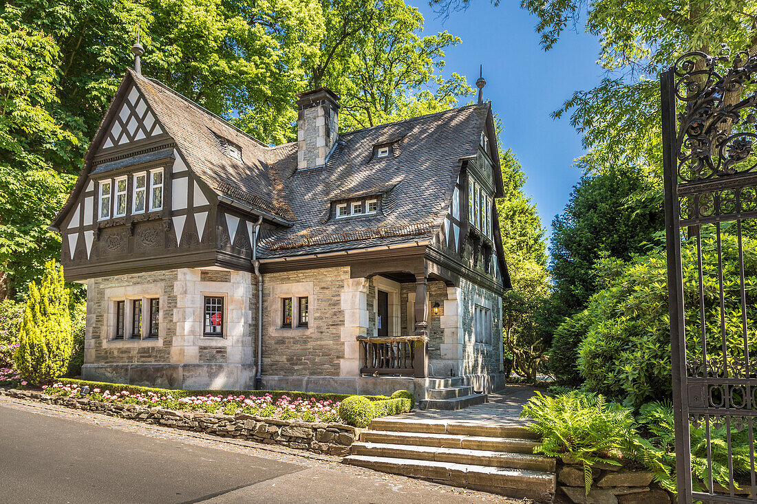 Cottage am Eingang des Schlosshotel Friedrichshof, Kronberg, Taunus, Hessen, Deutschland