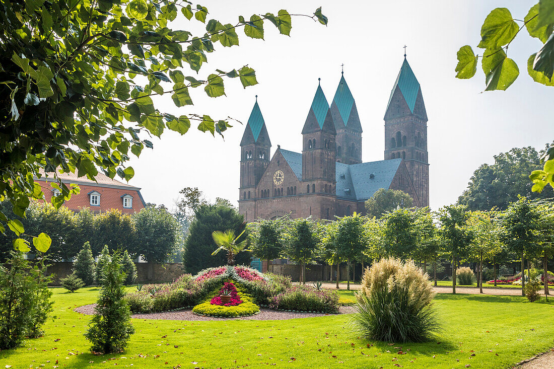 Erlöserkirche vom Schlosspark aus gesehen, Bad Homburg vor der Höhe, Taunus, Hessen, Deutschland