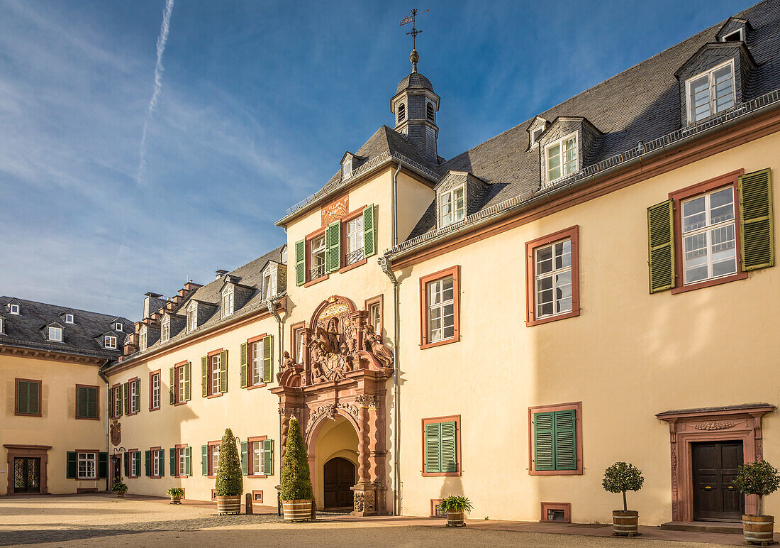 Eingangsportal im Innenhof vom Schloss Bad Homburg vor der Höhe, Taunus, Hessen, Deutschland