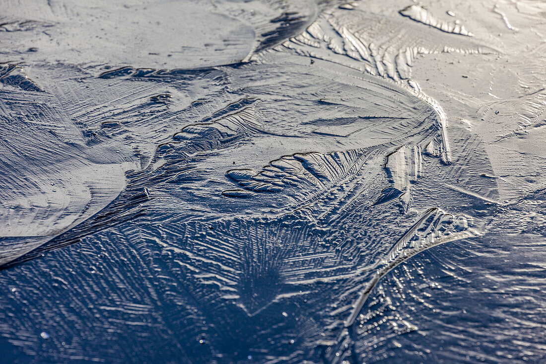 Eismuster auf dem See im oberen Theistal, Niedernhausen, Hessen, Deutschland