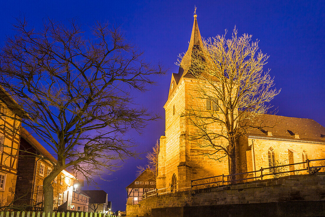 Beleuchtete Kirche im Dorf Landau, Bad Arolsen, Hessen, Deutschland