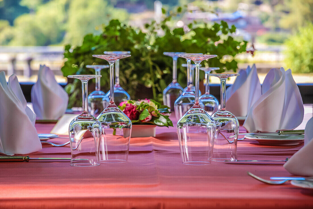 Feierliche Tafel in einem Weinlokal in Assmannshausen, Rheingau, Hessen, Deutschland