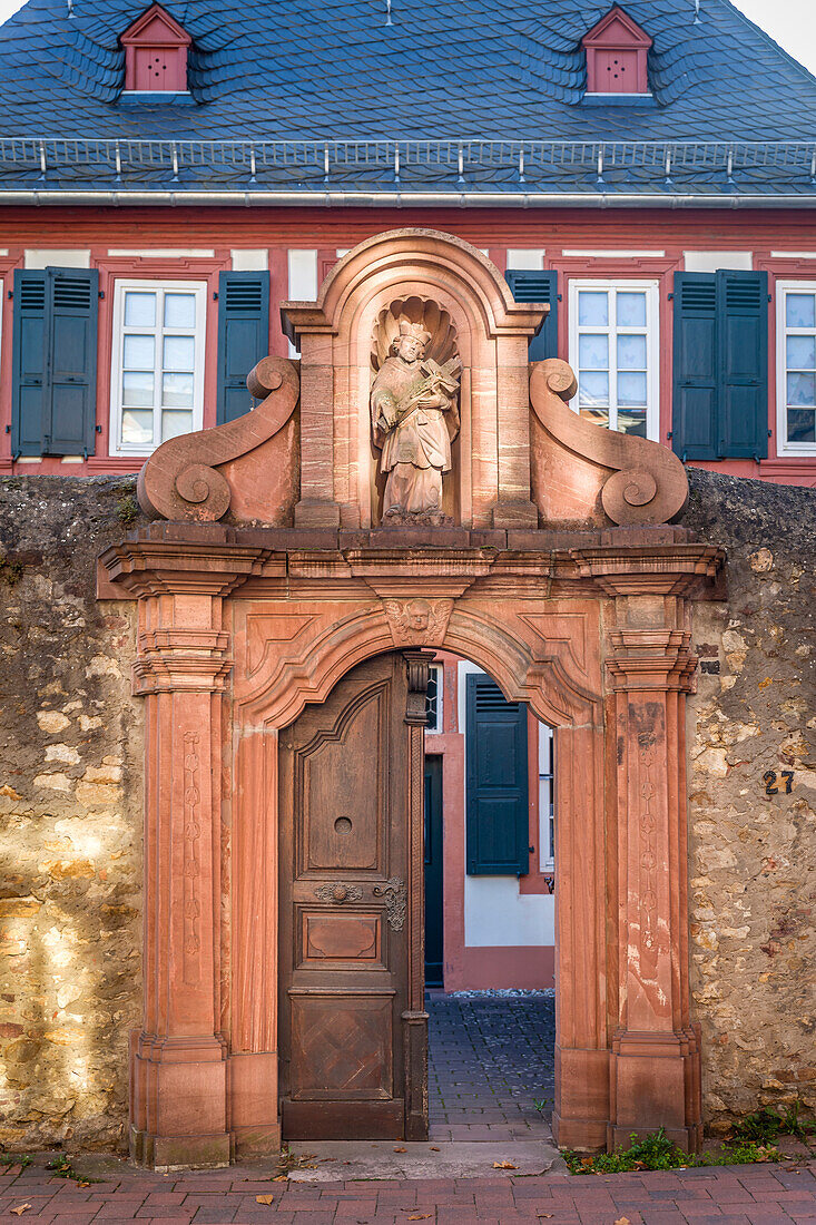Altes Portal in Hattenheim, Rheingau, Hessen, Deutschland