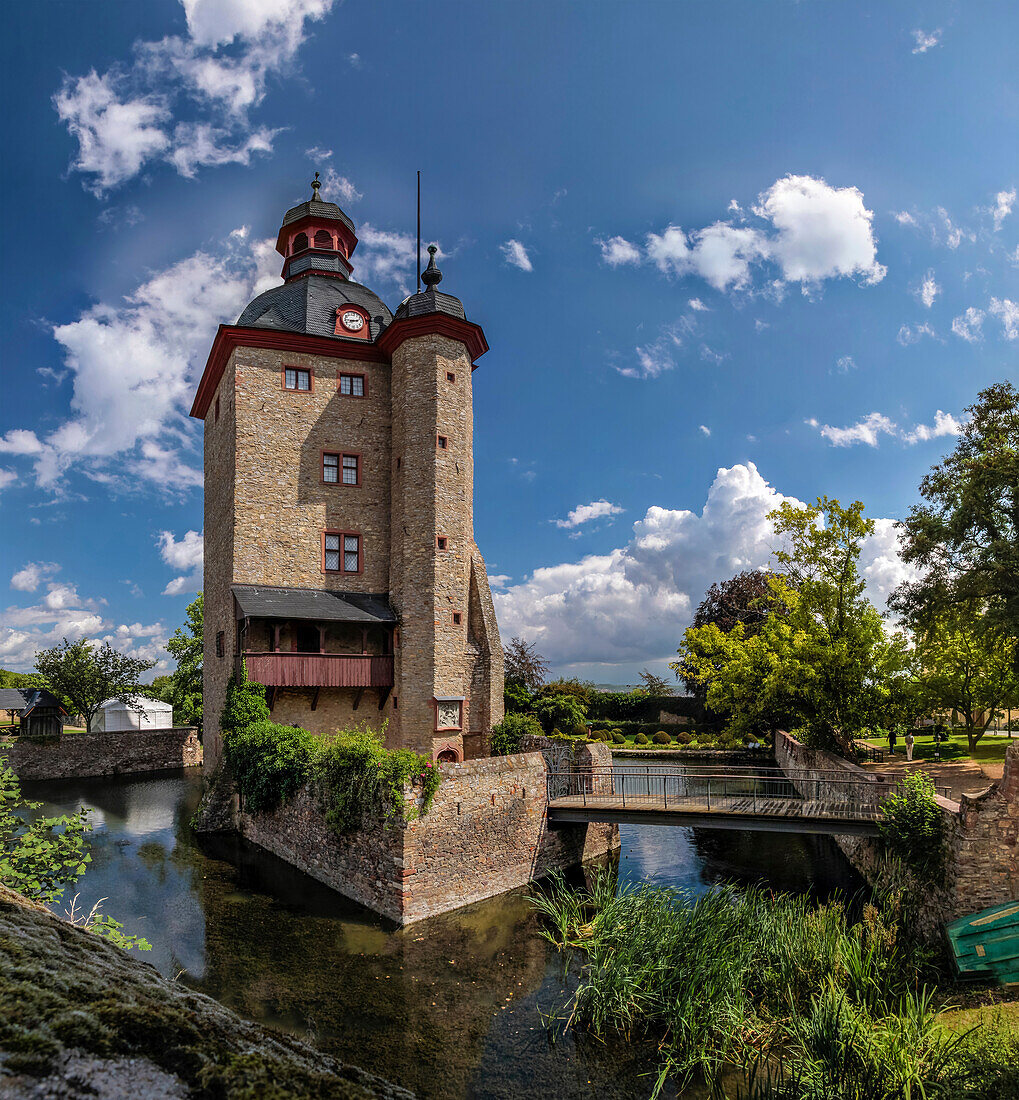 Wohnturm von Schloss Vollrads in Winkel, Rheingau, Hessen, Deutschland